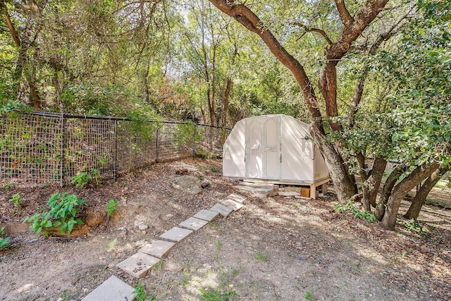 view of yard with a shed