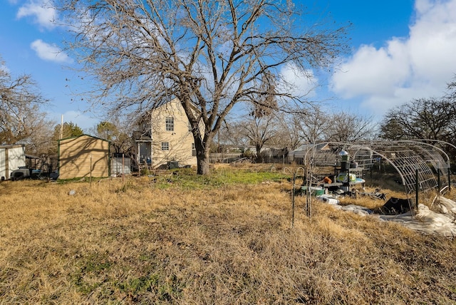 view of yard with an outdoor structure