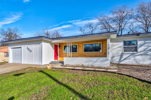 ranch-style house featuring a front yard and a garage