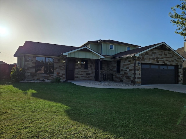 view of front of house featuring a front lawn and a garage