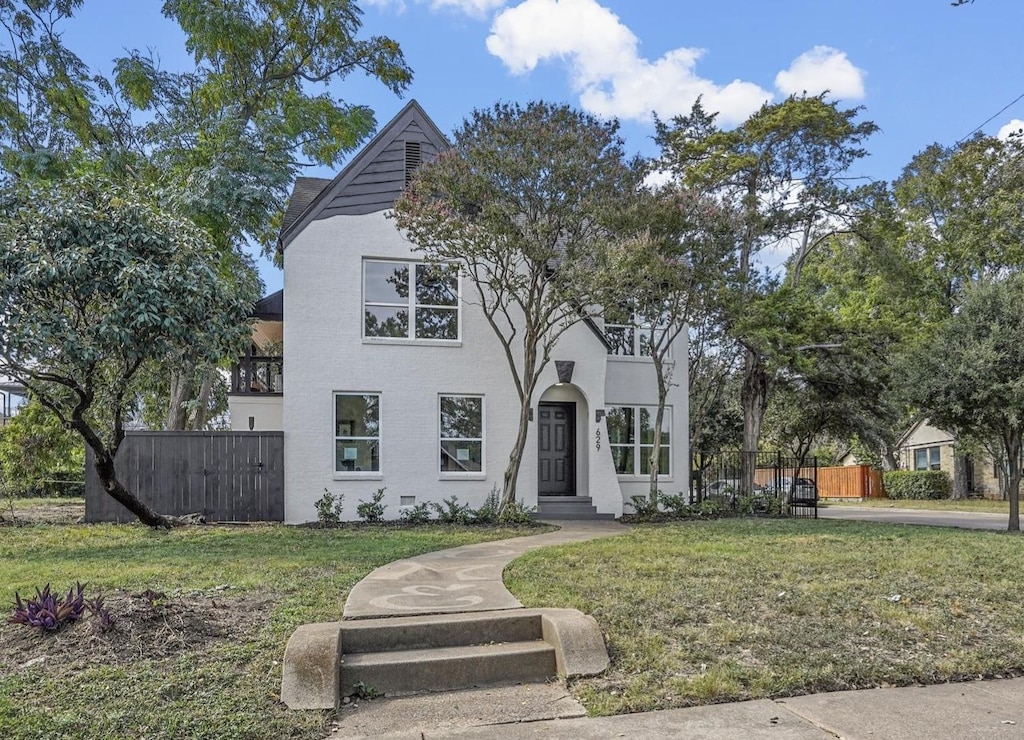 view of front of property featuring a front yard