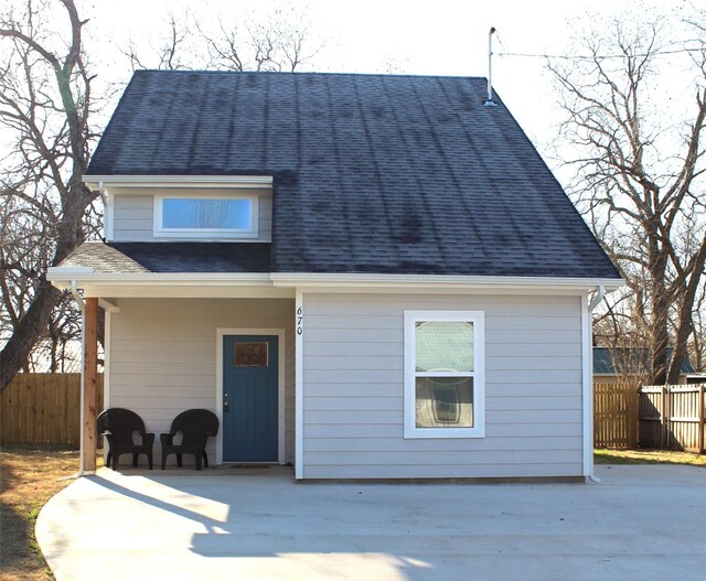 view of front of property featuring a front yard