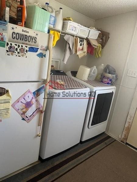 laundry room featuring a textured ceiling and independent washer and dryer