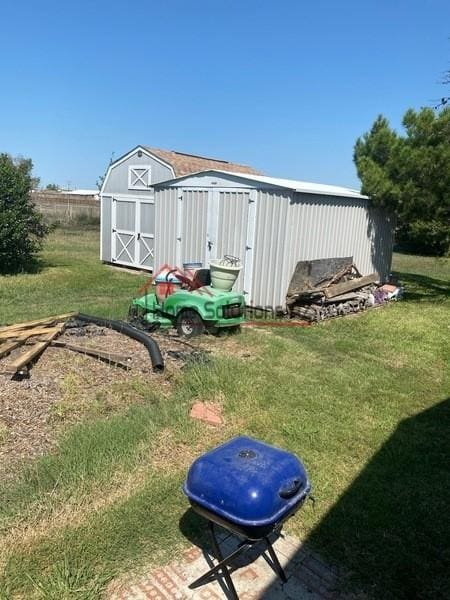 view of yard with a storage unit