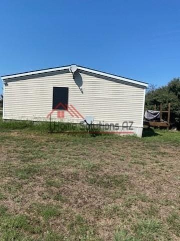 view of side of property featuring a lawn