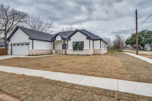 view of front of property featuring a front lawn and a garage