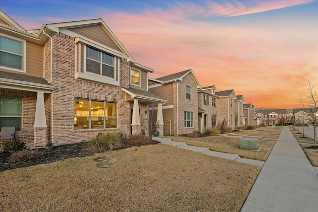 view of front of property featuring a lawn