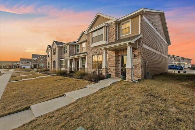 view of front of house featuring a yard