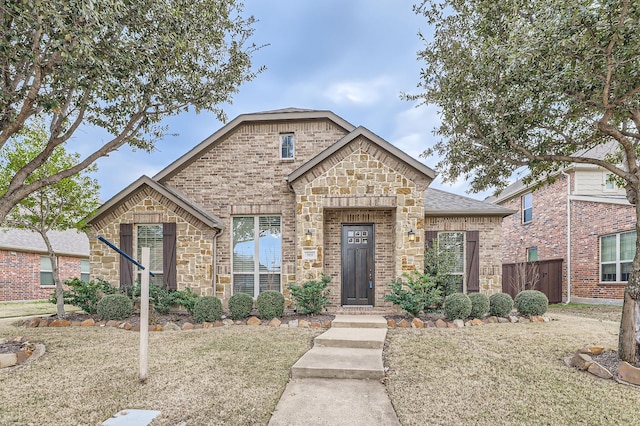 view of front of home featuring a front yard