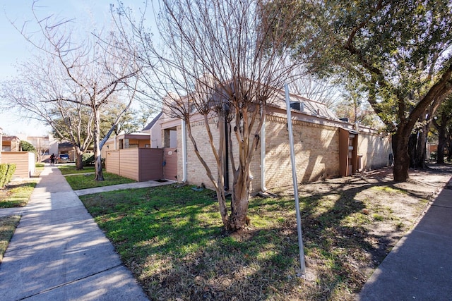 view of side of property featuring a lawn