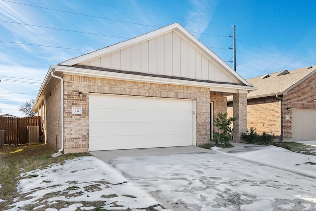 view of front facade featuring a garage