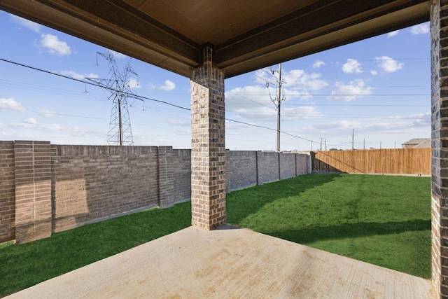 view of yard featuring a patio area