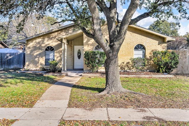 ranch-style home featuring a front lawn