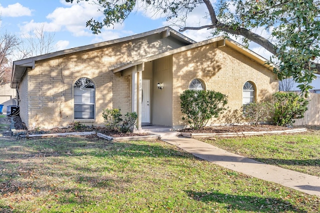 ranch-style house featuring a front lawn