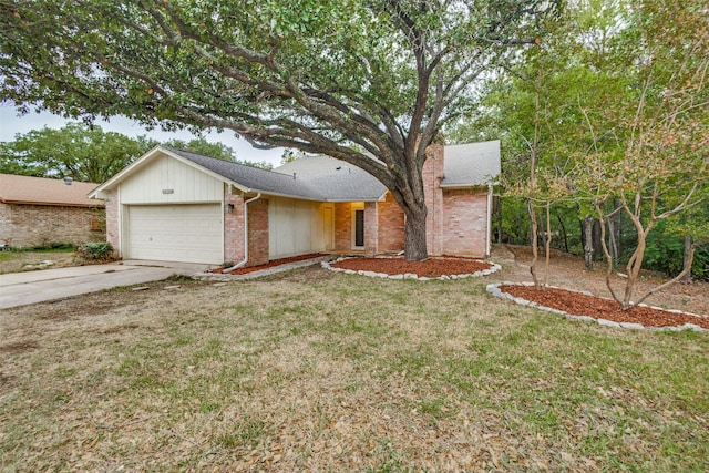 view of front of house featuring a front lawn and a garage