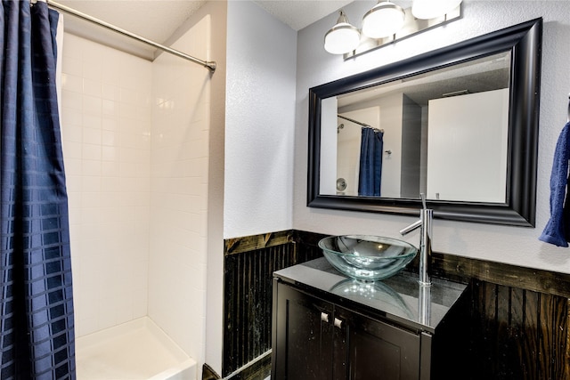 bathroom featuring curtained shower and vanity