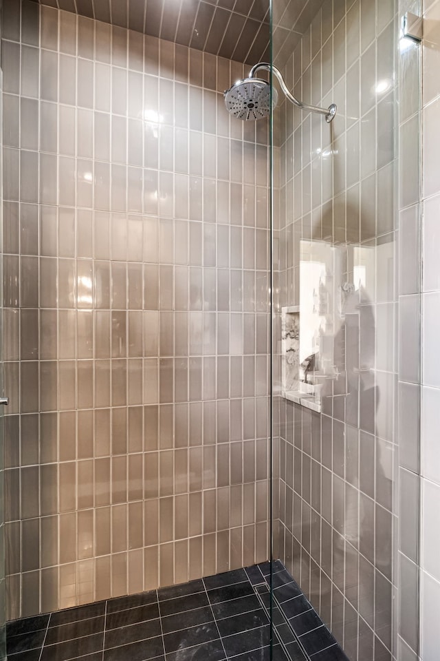 bathroom featuring a tile shower