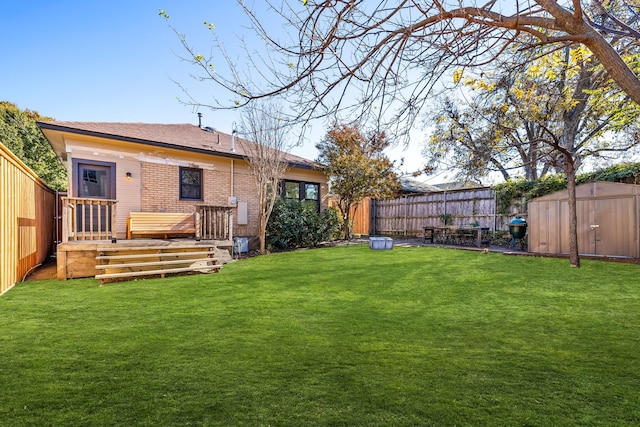 view of yard with a shed