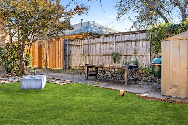 view of yard featuring a bar