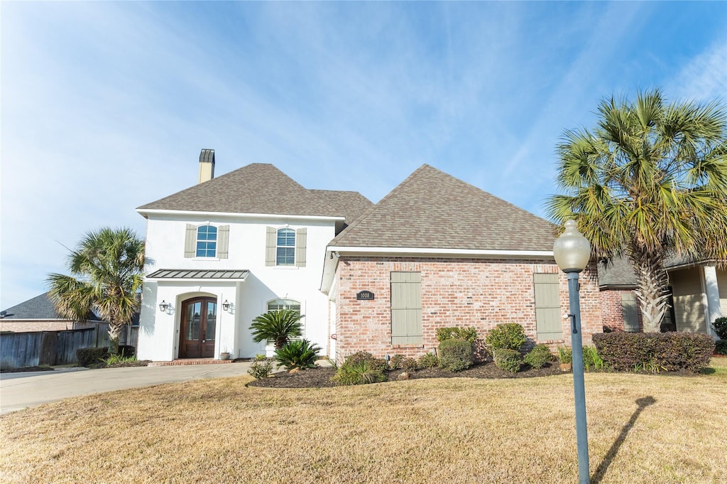 view of front facade featuring a front lawn