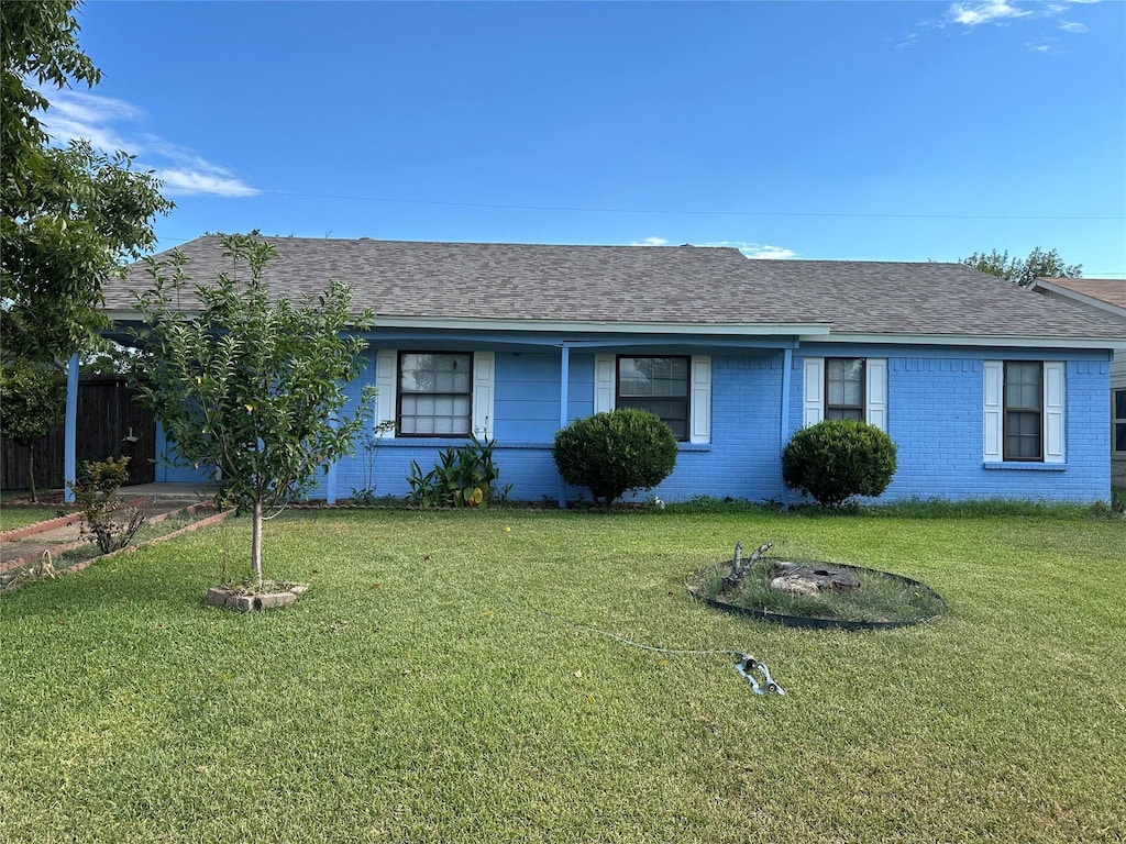 ranch-style house with a front yard