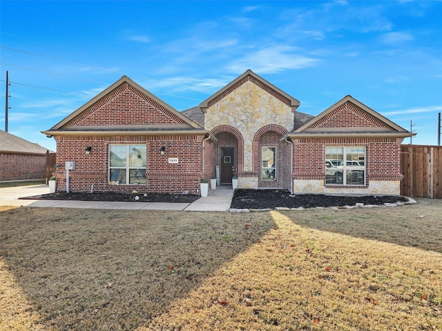 view of front of home featuring a front yard