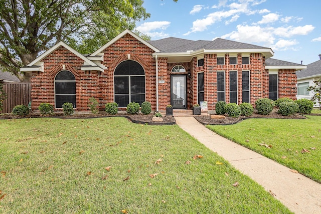 view of front of home featuring a front lawn