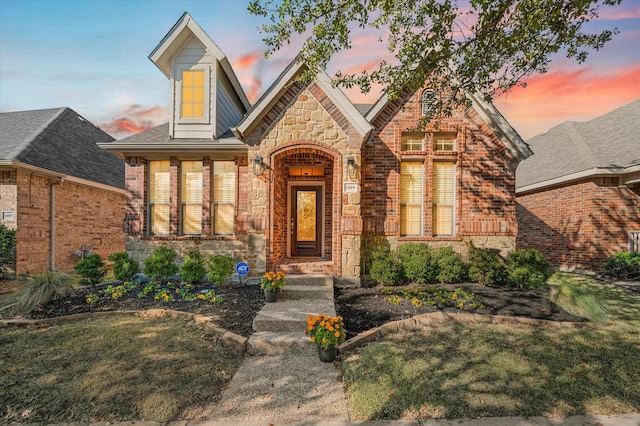 view of front of property featuring a yard