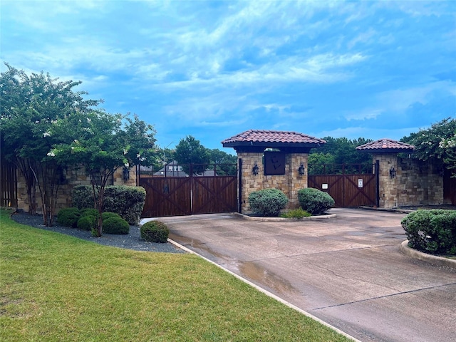 view of front facade with a front yard