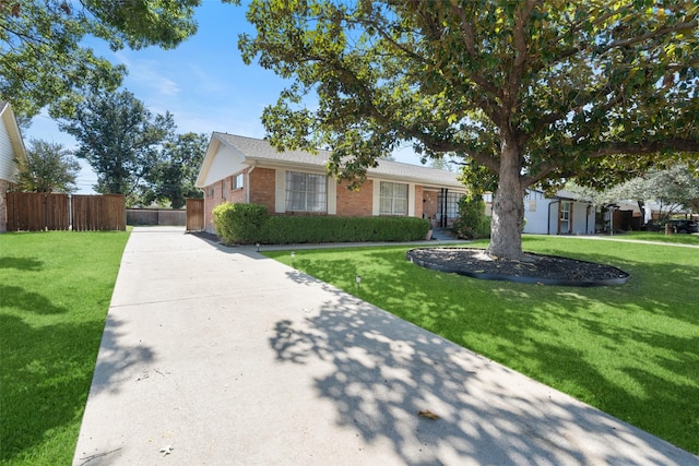 view of front of property featuring a front lawn