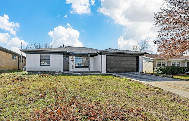 view of front of house featuring a front lawn and a garage