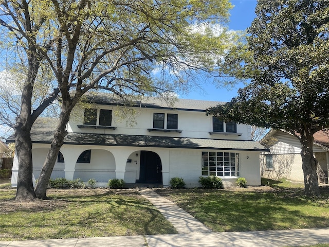 view of front facade featuring a front yard