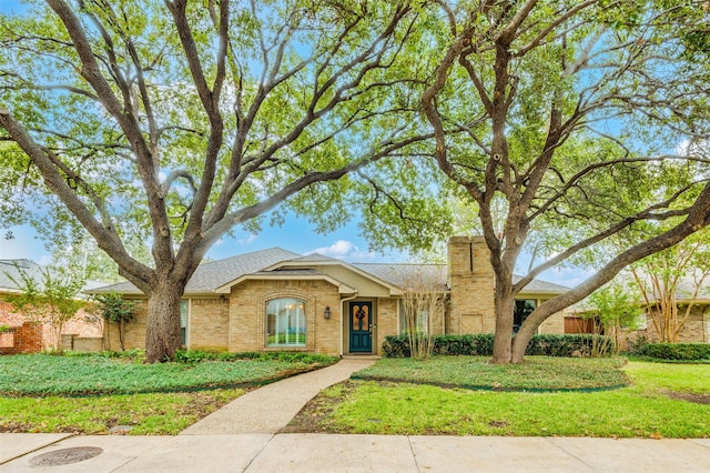 single story home featuring a front yard