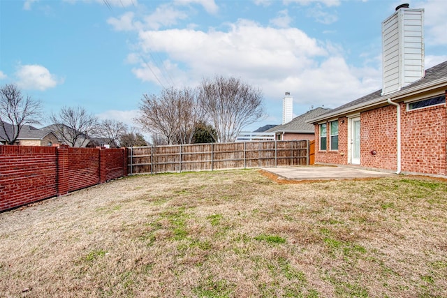 view of yard featuring a patio