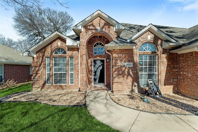 view of front of property featuring a front lawn