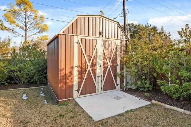 view of outbuilding featuring a lawn