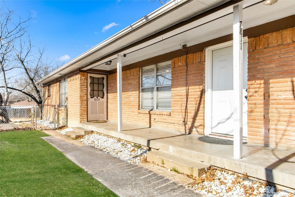 entrance to property featuring covered porch