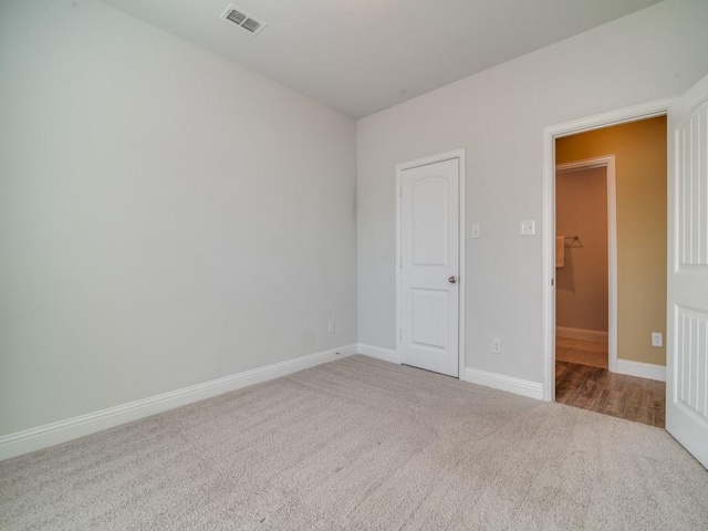 unfurnished room with carpet