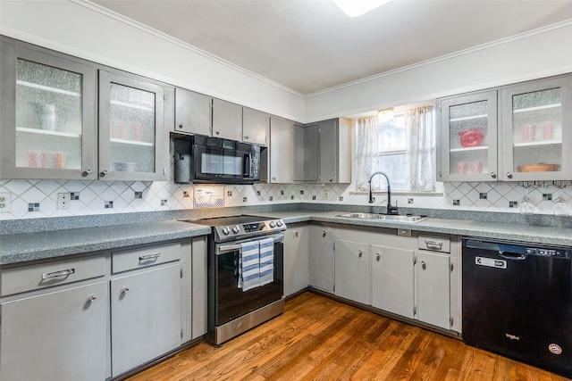 kitchen featuring sink, dark hardwood / wood-style floors, black appliances, and gray cabinetry