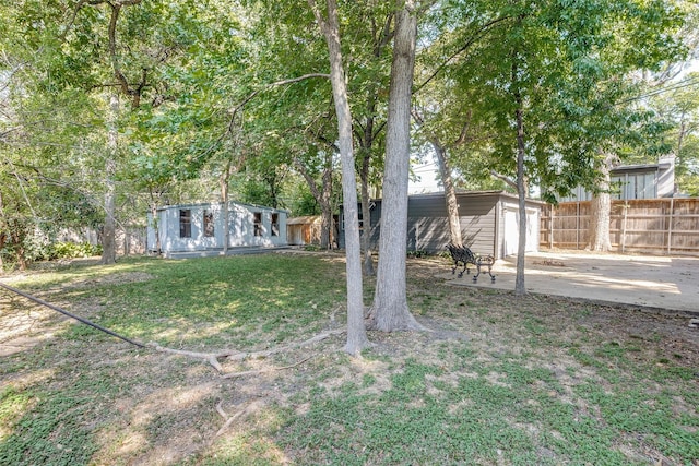 view of yard featuring a shed