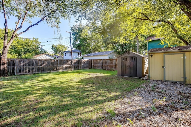 view of yard featuring a storage unit