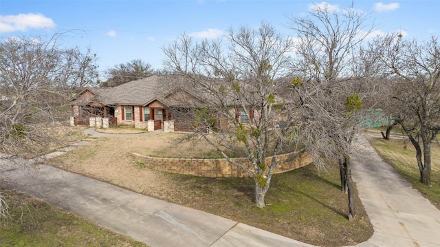 view of front of property featuring a front lawn