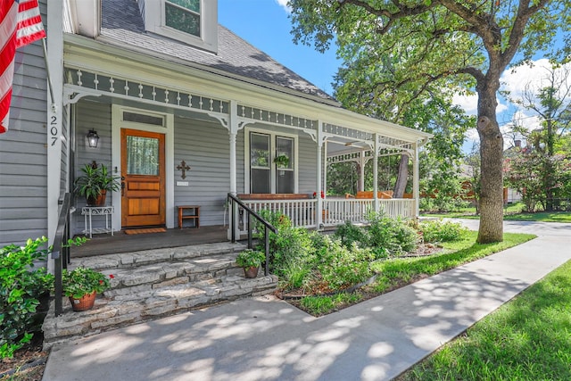 entrance to property featuring a porch