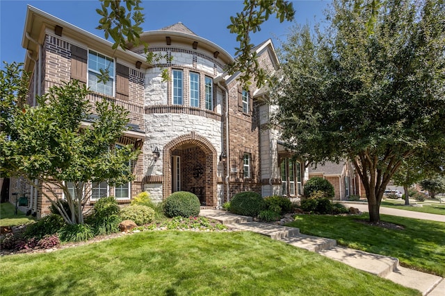 view of front of house featuring a front lawn