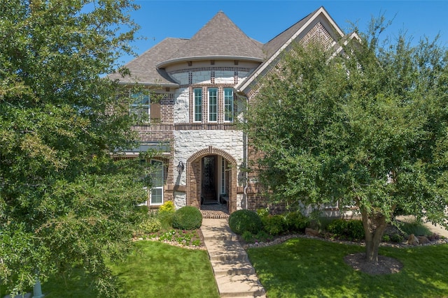 view of front of property with a front lawn