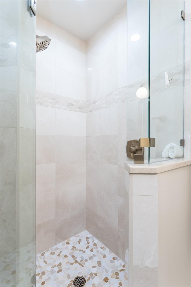 bathroom featuring a tile shower