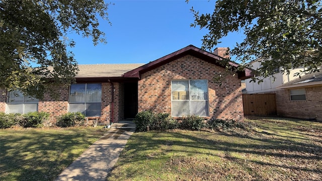 single story home with a front lawn