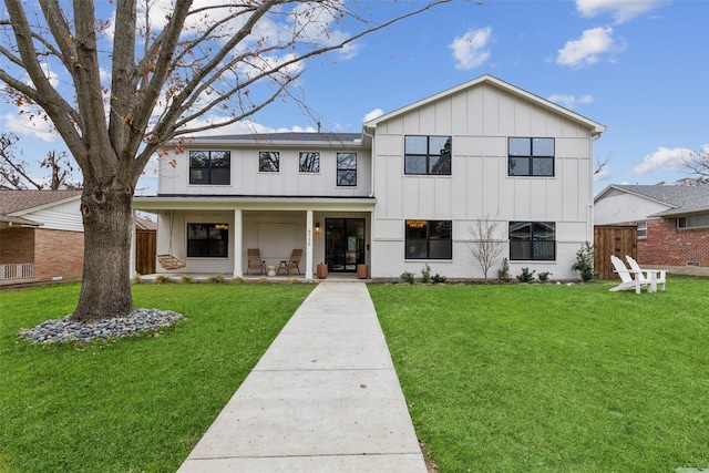 view of front of property featuring a front lawn