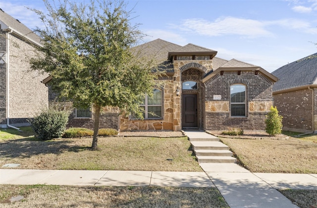 view of front of property featuring a front lawn