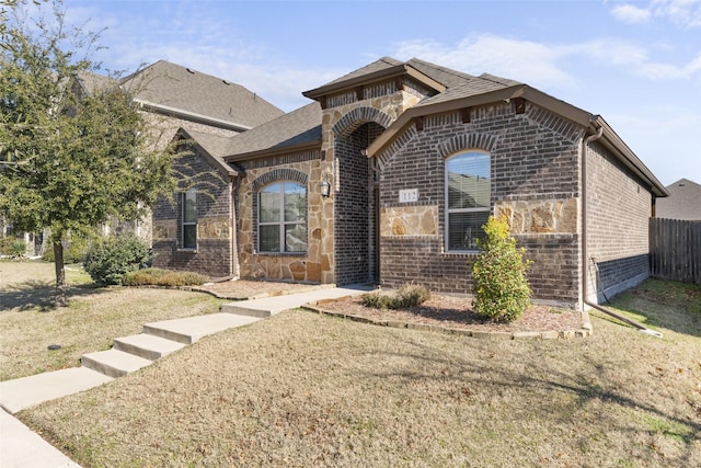 view of front of property featuring a front yard